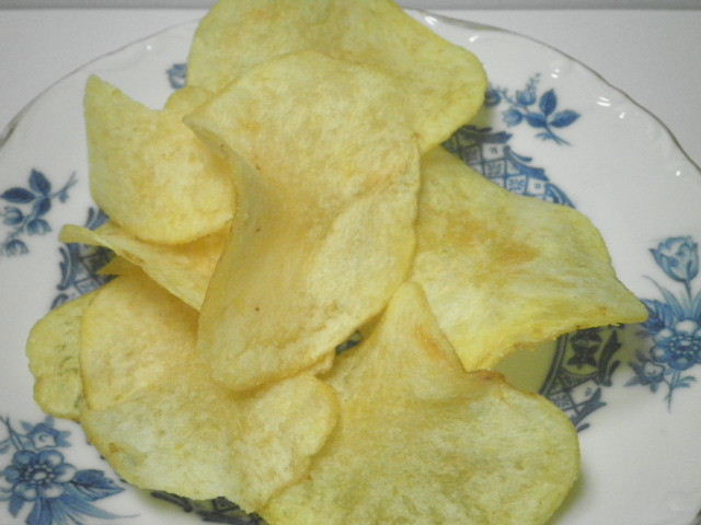 ポテチ カルビー ポテトチップス Hawaii マウイオニオンガーリックマスタード味 を食べる せっかくだからお菓子を食べたらブログ2