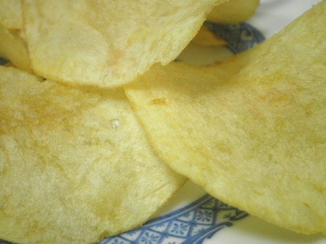 ポテチ カルビー ポテトチップス Hawaii マウイオニオンガーリックマスタード味 を食べる せっかくだからお菓子を食べたらブログ2